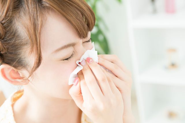鼻をかむ女性
