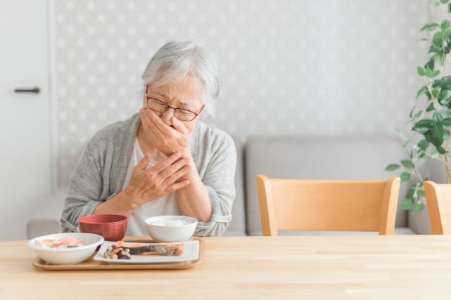 嚥下障害を起こす高齢女性