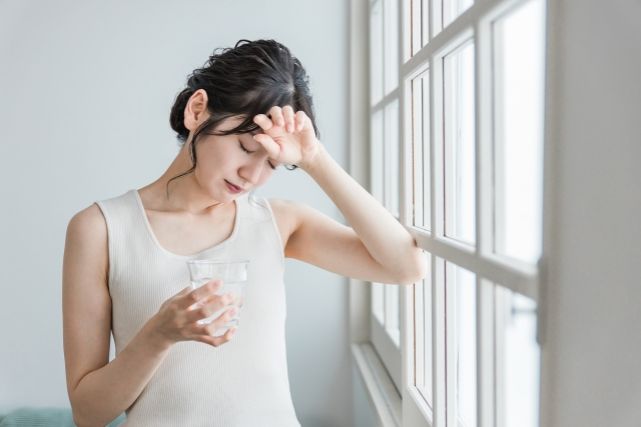 めまいを感じる女性