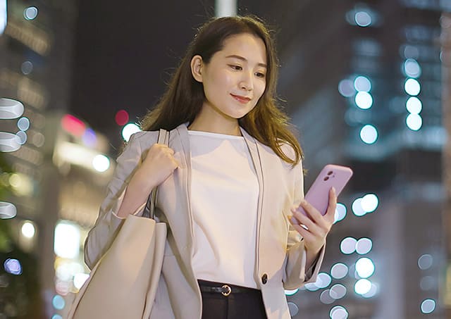 帰宅する女性